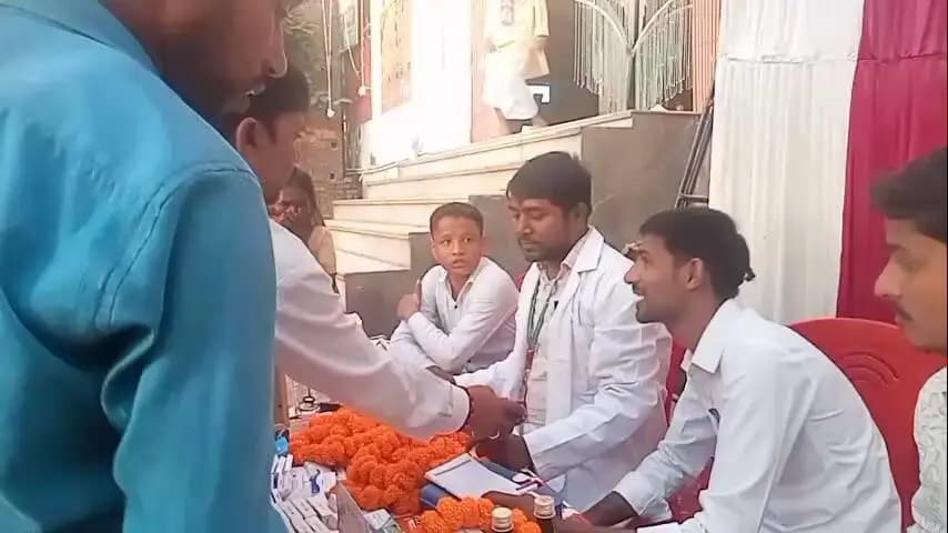बांसडीह: बांसडीह कस्बे में अखिल भारतीय फार्मासिस्ट एशोसिएशन के वैनर तले आयोजित निःशुल्क स्वास्थ्य शिविर में मरीजों की उमड़ी भीड़