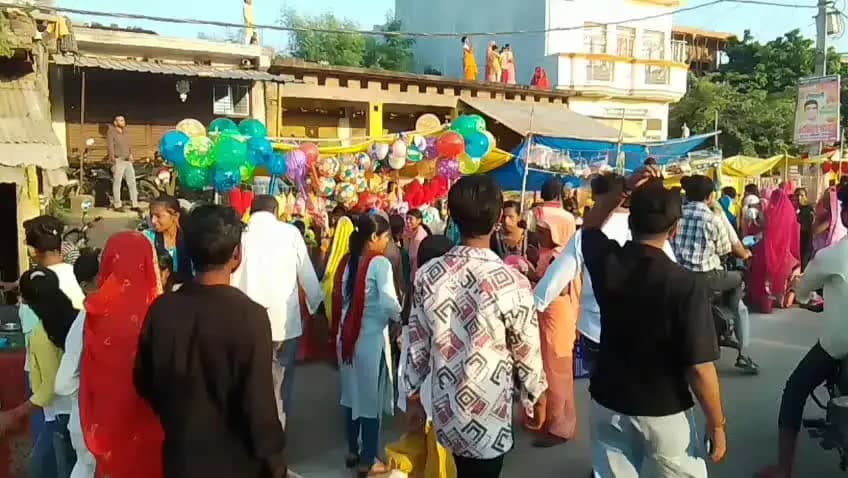 बबेरू: बबेरू कस्बे में दशहरा पर्व पर मेले का आयोजन, दशहरा मैदान में राम ने रावण और लक्ष्मण ने मेघनाद का किया वध