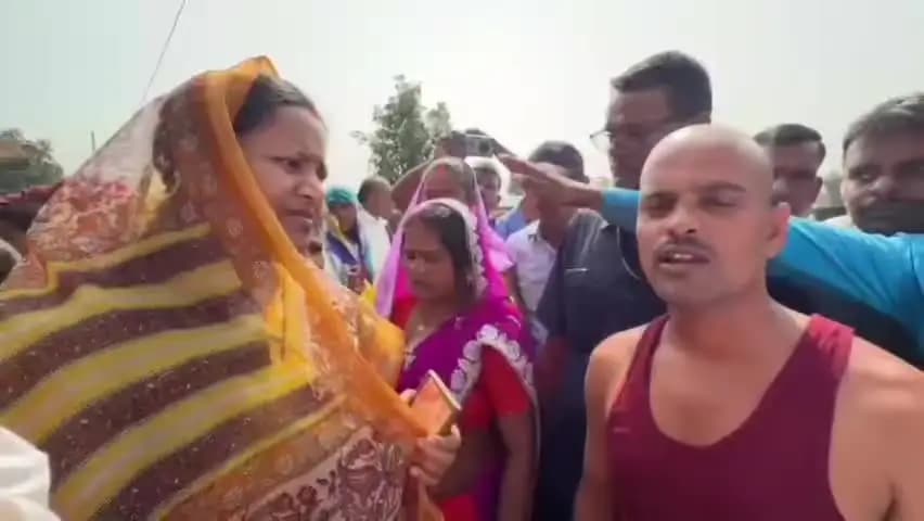 सूरजपुर: सूरजपुर में कुबेरपुर सड़क हादसे के बाद कैबिनेट मंत्री लक्ष्मी राजवाड़े पीड़ित परिवार के बीच पहुँचीं, पुलिस व प्रशासन की