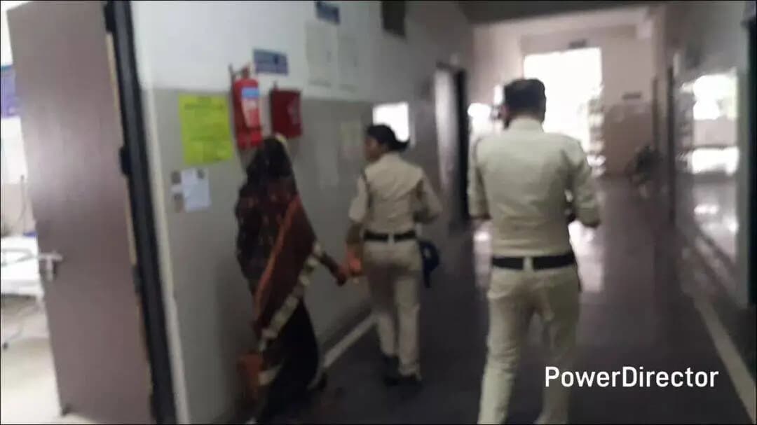 परसिया: छह माह की लाडली को कुएं में फेंकने वाली मां हिरासत में,पुलिस पूछताछ में मौन रही महिला, न्यायालय में किया पेश