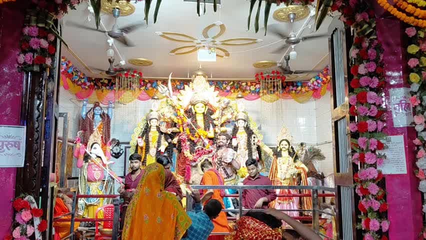 नवगछिया: नवगछिया दुर्गा मंदिर में उमड़ रही श्रद्धालुओं की भीड़
