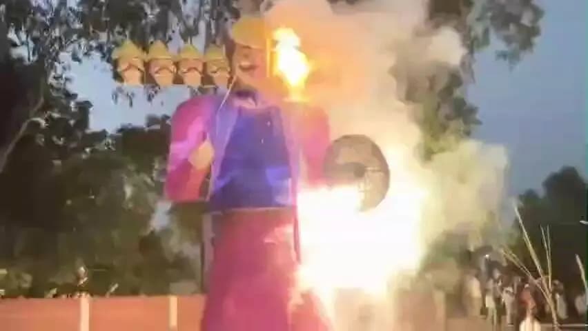 कवर्धा: कवर्धा में धूमधाम से मनाया गया दशहरा, बुराई के प्रतीक रावण का हुआ दहन, उमड़ी शहरवासियों की भीड़
