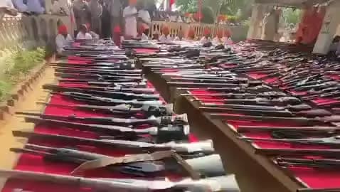 समुद्रपूर: विजयादशमी के अवसर पर राजा भैया की कोठी पर शस्त्र पूजन !!
कुंडा विधायक राजा भैया ने दशहरा के अवसर पर शस्त्र पूजन का किया