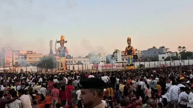 जिला प्रशासन एवं पुलिस प्रशासन के समन्वित नेतृत्व में शांतिपूर्ण एवं सफलतापूर्वक संपन्न हुआ रावण दहन कार्यक्रम
छपरा, सारण | 20 अक्टूबर 2026
दुर्गा पूजा समारोह के अंतर्गत विजयादशमी के अवसर पर आज रावण दहन का कार्यक्रम शांतिपूर्ण एवं सफलतापूर्वक संपन्न हुआ। जिला पदाधिकारी, सारण श्री वैभव श्रीवास्तव एवं वरीय पुलिस अधीक्षक, सारण श्री रौशन कुमार के संयुक्त नेतृत्व में जिला प्रशासन एवं पुलिस प्रशासन द्वारा दुर्गा पूजा के विभिन्न आयोजनों को सुव्यवस्थित ढंग से संपन्न कराने के लिए व्यापक तैयारियां की गई थीं। विधि-व्यवस्था संधारण, भीड़ प्रबंधन एवं आमजन की सुरक्षा को ध्यान में रखते हुए रावण दहन के आयोजन स्थल (राजेंद्र स्टेडियम) सहित पूरे रावण दहन जुलूस मार्ग पर आवश्यक प्रशासनिक एवं सुरक्षा व्यवस्था सुनिश्चित की गई थी।
कार्यक्रम के दौरान दंडाधिकारियों, पुलिस पदाधिकारियों एवं पुलिस बल की प्रतिनियुक्ति की गई थी। साथ ही, किसी भी आकस्मिक पर�