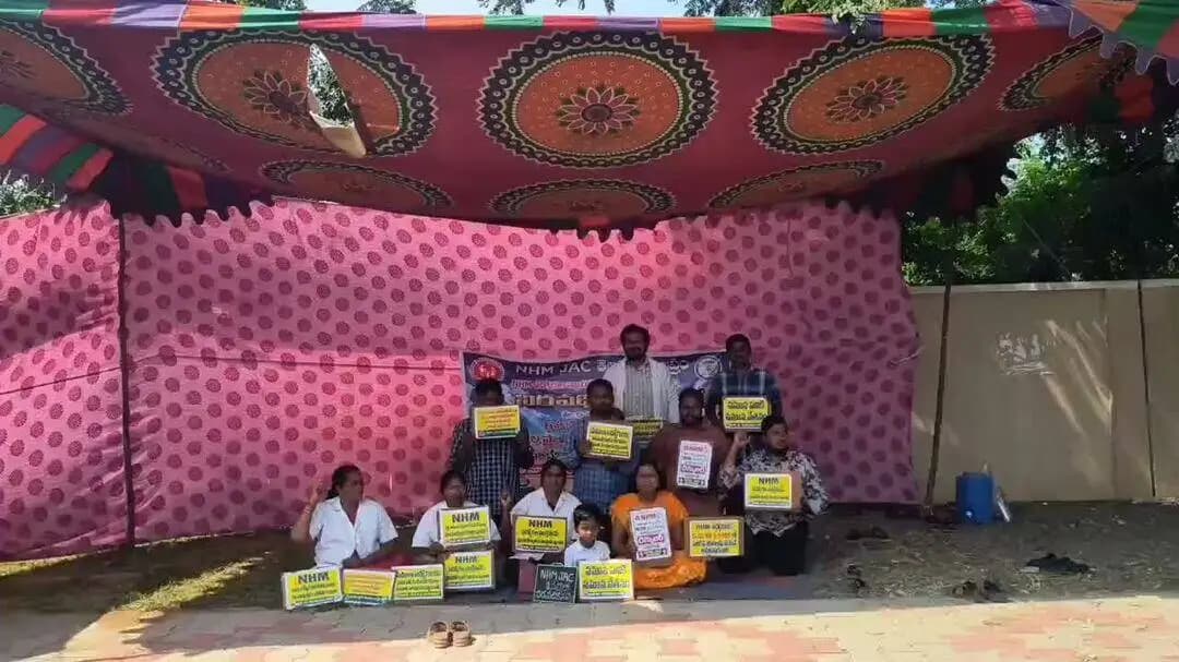 అసిఫాబాద్: పండుగ రోజు ఎన్ హెచ్ ఎం ఉద్యోగుల ధర్నా