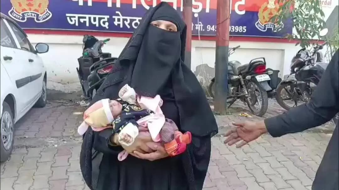 मेरठ: 1 महीने के मासूम को गोद में लेकर लिसाड़ीगेट थाने पहुंची महिला, बोली- जेठानी और देवरानी ने दिया जहर