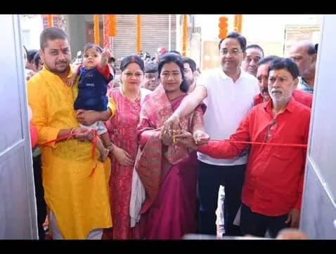 गोला: गोला में काइनेटिक ग्रीन ई-रिक्शा शोरूम का विधायक ममता देवी ने की उद्घाटन, आसान किस्तों में खरीदारी की सुविधा