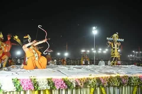 बरेका में भव्यता एवं पारंपरिक उल्लास के साथ मनाया गया विजयादशमी पर्व*
*70 फीट ऊंचे रावण, 65 फीट के कुंभकर्ण एवं 60 फीट के मेघनाद के पुतलों का हुआ दहन*