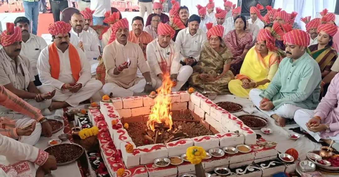 विजयादशमी (दशहरा) के पावन अवसर पर राज्य शासन के निर्देशानुसार पुलिस परेड ग्राउंड देवास में शस्त्र-पूजन कार्यक्रम का आयोजन प्रदेश के जल संसाधन मंत्री श्री तुलसीराम सिलावट के मुख्य आतिथ्य में किया गया।
कार्यक्रम के दौरान मुख्य अतिथि जल संसाधन मंत्री श्री तुलसीराम सिलावट, सांसद श्री महेंद्र सिंह सोलंकी, हाटपीपल्या विधायक श्री मनोज चौधरी,जिला पंचायत अध्यक्ष श्रीमती लीला अटारिया, श्री राय सिंह सेंधव, महापौर श्रीमती गीता अग्रवाल, पूर्व देवास प्राधिकरण अध्यक्ष श्री राजेश यादव सहित अन्य जनप्रतिनिधियों, पुलिस अधीक्षक श्री पुनीत गेहलोद, नगर निगम आयुक्त श्री दलीप कुमार ने उपस्थित होकर विधि-विधान से पूजन-अर्चन किया। पूजन के पश्चात विजयदशमी की परंपरा का निर्वहन करते हुए हर्ष फायरिंग की गई।
कार्यक्रम में जिला प्रशासन एवं पुलिस के वरिष्ठ अधिकारी,सभी थानों के थाना प्रभारियों सहित अन्य संबंधित अधिकारी उपस्थित थे।