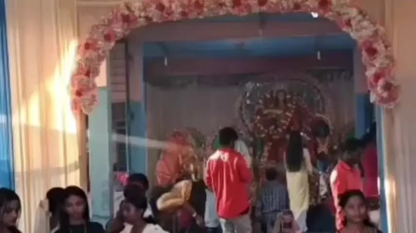 সাপেখাতী: ব্ৰিটিছ আমোলৰ ডেৰশ বছৰীয়া পৰম্পৰা অক্ষুণ্ণ ৰাখি সোণাৰিৰ মথুৰাপুৰ চাহ বাগিচাত উলহ-মালহেৰে দুৰ্গা পূজা পালন।