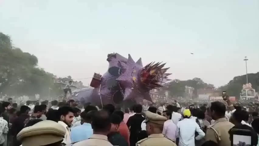 कौंच: कोंच में 174 साल पुरानी परंपरा, राम-लक्ष्मण ने दौड़ाकर किया रावण-मेघनाथ का वध, दशहरा पर हुआ रावण दहन