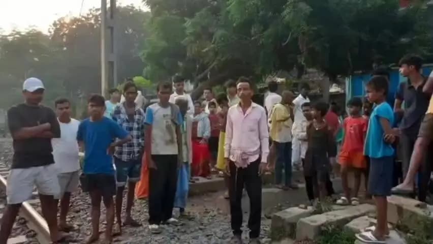 बिदुपुर: बिहिया में केले का घौद लेकर रेलवे लाइन पार कर रहे वैशाली के मजदूर की ट्रेन की चपेट में आने से मौत