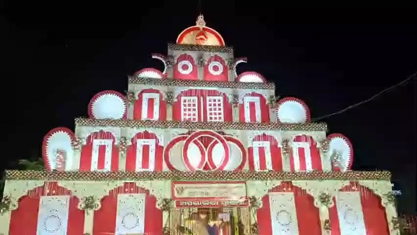 ସୋନପୁର: ସହରର ବିଭିନ୍ନ ପୂଜା ମଣ୍ଡପରେ ଦେବୀ ମା ଦୁର୍ଗାଙ୍କ ପୂଜା ଆରାଧନା ଚାଲିଛି