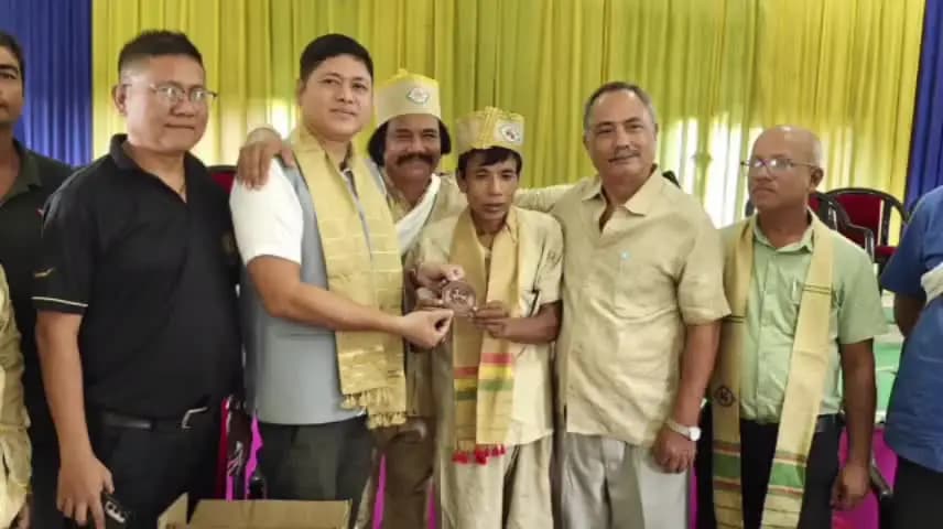 সাপেখাতী: ঐতিহাসিক চৰাইদেউত আহোম ৰাজবংশাৱলীৰ কেন্দ্ৰীয় সমিতিৰ সভাত ৰাজমোহৰ শুভ উদ্বোধন।