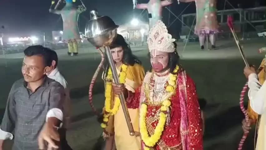 बांसवाड़ा: शहर के रघुनाथ मंदिर से भगवान राम की शोभायात्रा निकालकर कॉलेज मैदान में दशहरा महोत्सव का आयोजन किया गया