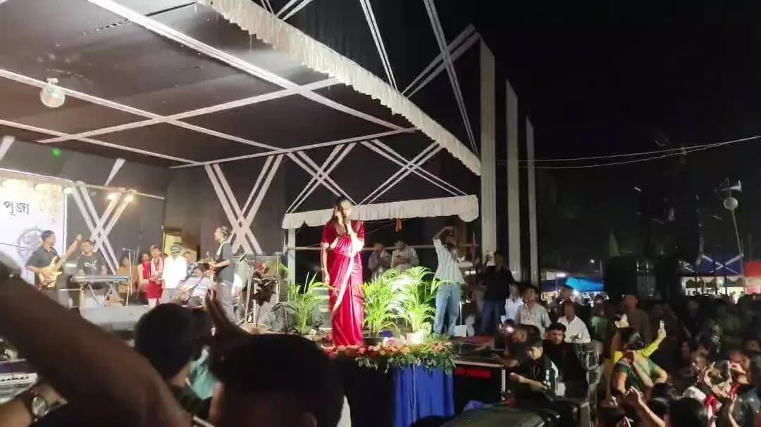 ছয়গাঁও: ছয়গাঁও বাঘেশ্বৰীত অনুষ্ঠিত দূৰ্গা পূজাত গীত পৰিৱেশন কৰে অসমৰ জনপ্ৰিয় কণ্ঠশিল্পী নিলাক্ষী নেওগে