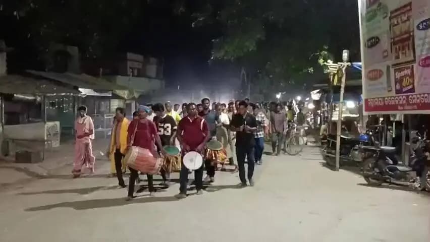 ସୋନପୁର: ସୁବଳୟା ଦଶହରା ପଦାରୁ ଦୁର୍ଗା ମଣ୍ଡପ ଅଭିମୁଖେ ବିରାଟ ପାରମ୍ପରିକ ଶୋଭାଯାତ୍ରା