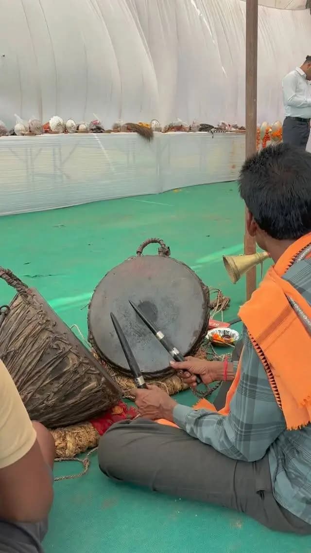 बस्तर दशहरा में शामिल होने 12 परगनों के देवी-देवता जगदलपुर के लिए रवाना 🙏
कोंडागांव में पारंपरिक पूजा-अर्चना के साथ देवी-देवताओं को विदाई दी गई। यह परंपरा बस्तर की समृद्ध आदिवासी संस्कृति, आस्था और गौरवशाली विरासत का प्रतीक है।
#बस्तर_दशहरा #MawaKondanaar #संवर_रहा_छत्तीसगढ़