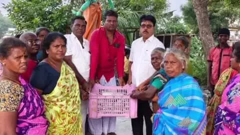 ஆற்காடு: முள்ளுவாடி ஊராட்சிக்கு உட்பட்ட கலவை கூட்ரோடு பகுதியில் சாலை பணிக்காக வீடுகள் அகற்றம் வீடுகளை இழந்த மக்களை ஆற்காடு சட்டமன்ற உறுப்பினர் நேரில் சந்