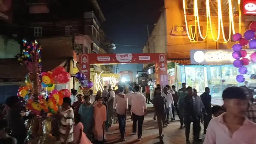 বিলাসীপাৰা ভাগ: আজি শাৰদীয় দুৰ্গোৎসৱৰ মহা নৱমী। নৱমী নিশা বিলাসীপাৰা চহৰত ভক্ত প্ৰাণ ৰাইজৰ মাজত উখল মাখল পৰিৱেশ।