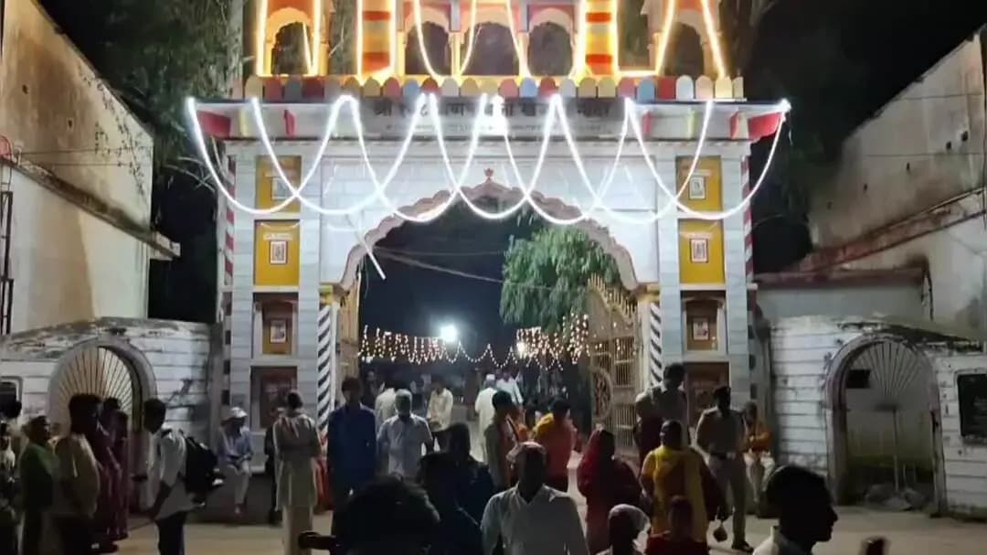 पन्ना: पन्ना में विजयादशमी पर निभाई गई सदियों पुरानी ऐतिहासिक परंपरा, महाराजा छत्रसाल के वंशज को भेंट की गई दिव्य तलवार और बीरा