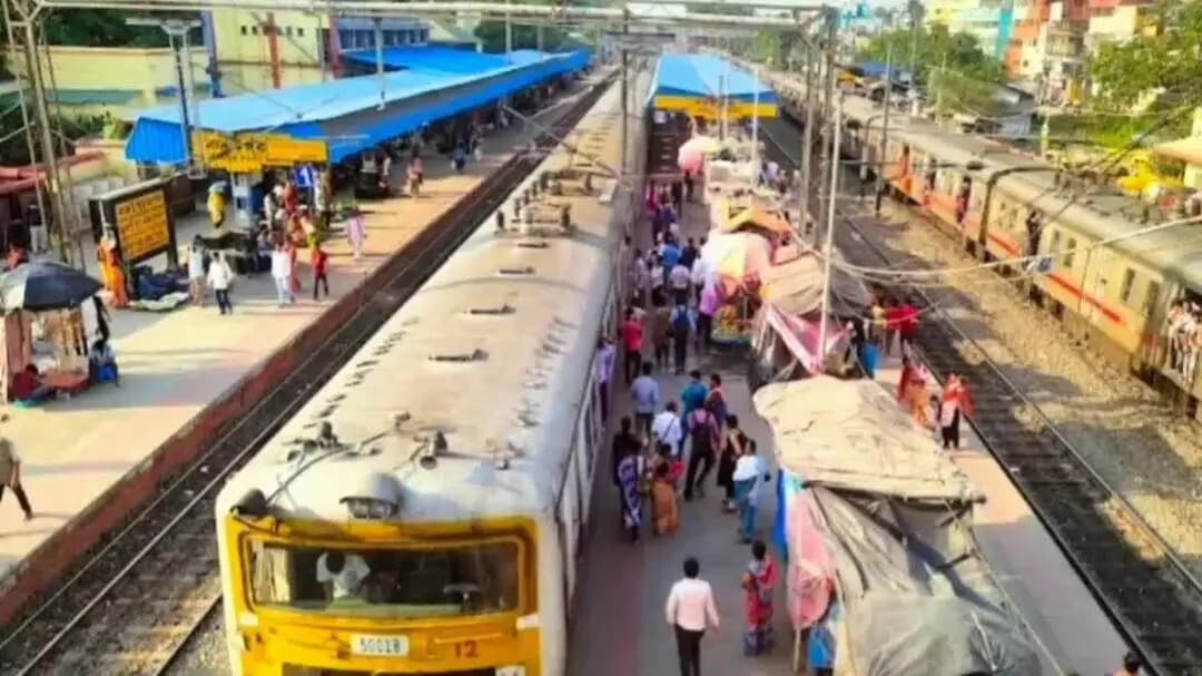 বারুইপুর: পুজোর ভিড় সামাল দিতে শিয়ালদহ–বারুইপুর রুটে স্পেশাল ট্রেন, রাতেও মিলবে রেল পরিষেবা
