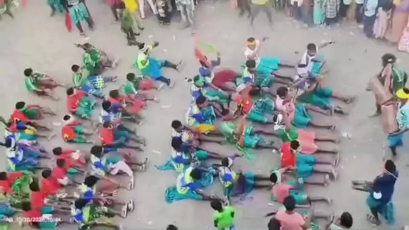 मंडरो: मिर्जाचौकी में आदिवासी समुदाय ने संथाली नृत्य से दुर्गा पूजा में उत्साह भर दिया, पारंपरिक थाप पर झूमे श्रद्धालु