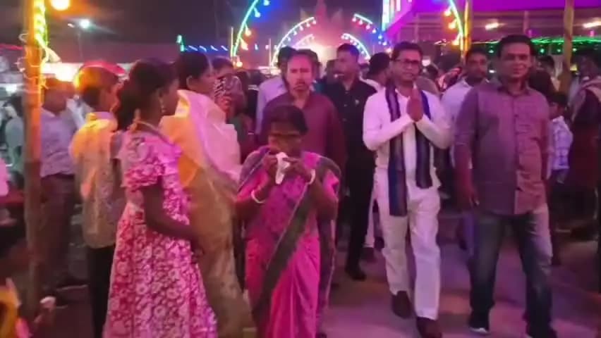 গোসাবা: পাখিরালা সার্বজনীন দুর্গোৎসবে বিধায়ক বিকর্ণ নস্কর, ৮১-তম বর্ষে বিশেষ সংবর্ধনা
