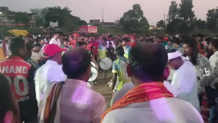 लेस्लीगंज: सरा बरवाडीह के बलथ रवा टांड़ में दुर्गा पूजा मिलन सह सम्मान समारोह का आयोजन