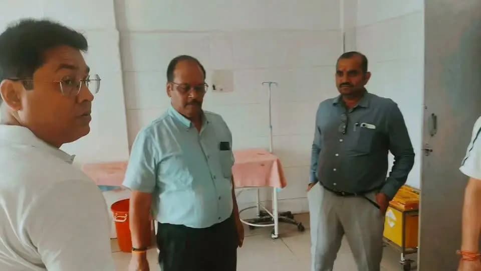 #शहडोल सीएमएचओ ने सिविल अस्पताल ब्यौहारी का किया औचक निरीक्षण
..
मुख्य चिकित्सा एवं स्वास्थ्य अधिकारी डॉ. राजेश मिश्रा ने आज सिविल अस्पताल ब्यौहारी का औचक निरीक्षण किया तथा अस्पताल में उपलब्ध स्वास्थ्य सुविधाओं की जानकारी ली।
सीएमएचओ ने अस्पताल में भर्ती मरीजों से चर्चा कर उनके स्वास्थ्य की जानकारी ली। उन्होंने अधिकारियों को निर्देश दिए कि अस्पताल में आने वाले मरीजों को बेहतर से बेहतर स्वास्थ्य सुविधाएं उपलब्ध कराई जाएं।
उन्होंने अस्पताल के ओपीडी कक्ष, चिकित्सकों, उपलब्ध संसाधनों सहित अन्य स्वास्थ्य सुविधाओं की जानकारी खंड चिकित्सा अधिकारी से प्राप्त की।
निरीक्षण के दौरान मुख्य खंड चिकित्सा अधिकारी डॉ. निशांत सिंह, जन अभियान परिषद के जिला समन्वयक श्री विवेक पांडे सहित अन्य अधिकारी मौजूद रहे।
#shahdol