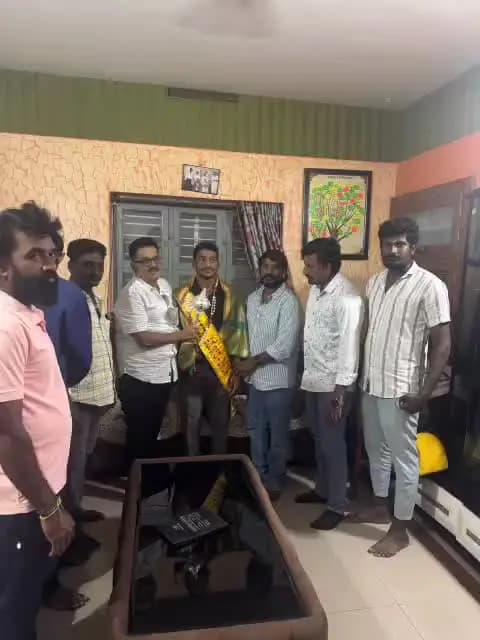 ದಾವಣಗೆರೆ: ಮೈಸೂರು ದಸರಾ ಹಬ್ಬದ ದಸರಾ ಕಿಶೋರ್ ಪ್ರಶಸ್ತಿ ದಾವಣಗೆರೆಯ ಕಿರಣ್ ಸಿಗೆ ಅಭಿನಂದಿಸಿದ ದಿನೇಶ್ ಕೆ ಶೆಟ್ಟಿ