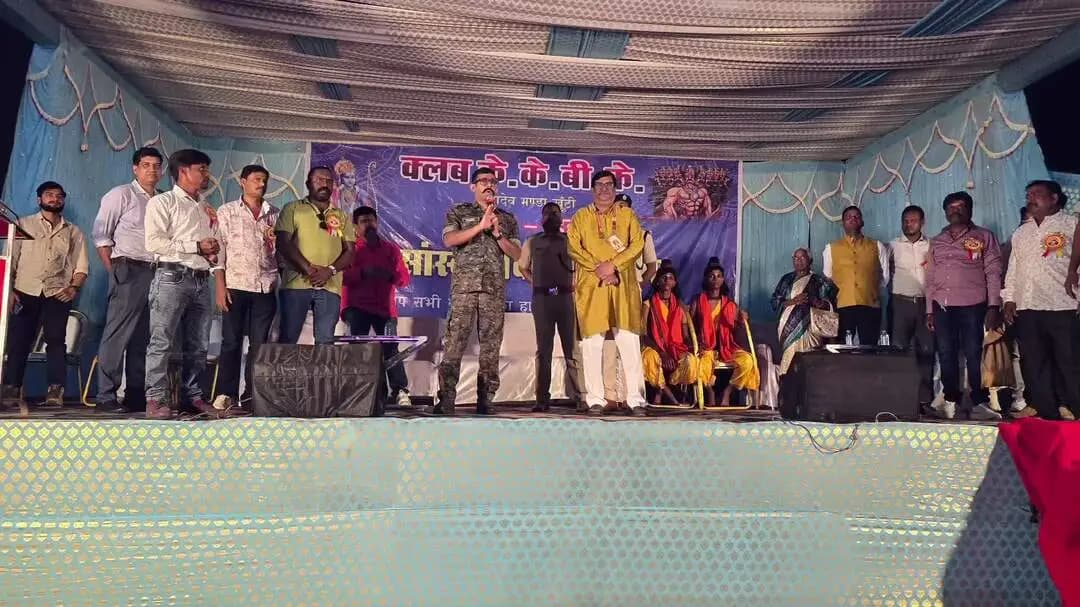 खूँटी के महादेव मंडा मैदान में विजयदशमी के मौके पर केकेबीके क्लब के तत्वाधान में सांस्कृतिक कार्यक्रम और रावण दहन