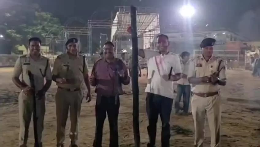 कोंडागांव: कोण्डागांव में रावण दहन के बाद अवशेष ले जाने की परंपरा, पुलिस अधीक्षक और जिला पंचायत सीईओ ने भी साथ ले गईं जली लकड़ियां