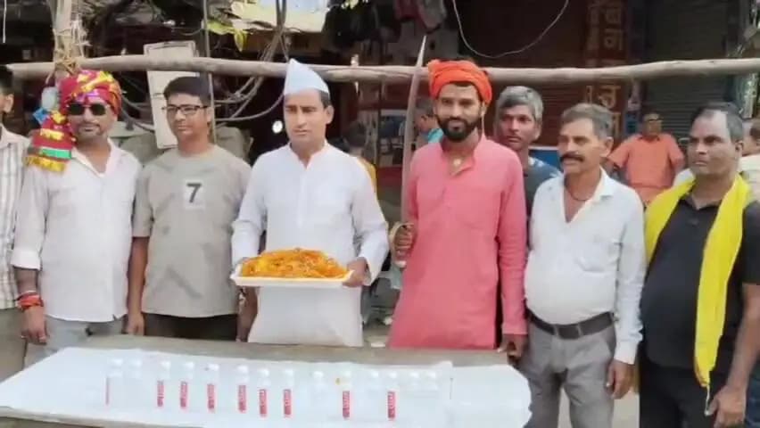 औरंगाबाद: जामा मस्जिद के समीप दुर्गा पूजा जुलूस पर फूलों की बारिश, दिखा हिंदू-मुस्लिम भाईचारा