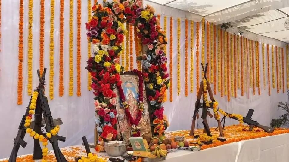 विजयादशमी पर पुलिस लाइन सहित जिले के सभी थानों एवं चौकियों में हुआ शस्त्र पूजन
डीआईजी, कलेक्टर एवं पुलिस अधीक्षक ने वैदिक मंत्रोच्चार के साथ किया शस्त्र पूजन
विजयादशमी पर्व के अवसर पर पुलिस लाइन रतलाम में शस्त्र पूजन कार्यक्रम आयोजित किया गया। डीआईजी श्री निमिष अग्रवाल, कलेक्टर श्री अजय कटेसरिया एवं पुलिस अधीक्षक श्री अमित कुमार ने वैदिक मंत्रोच्चार के साथ विधिवत शस्त्र पूजन किया।
शस्त्र पूजन के अवसर पर डीआईजी श्री निमिष अग्रवाल द्वारा कद्दू की प्रतीकात्मक बलि दी गई। इसके पश्चात पुलिस गार्ड द्वारा हर्ष फायर किया गया। हवन कार्यक्रम में डीआईजी, कलेक्टर, पुलिस अधीक्षक सहित उपस्थित जनप्रतिनिधियों एवं अधिकारियों ने आहुति दी।
#jansampark #ratlam
#MadhyaPradesh