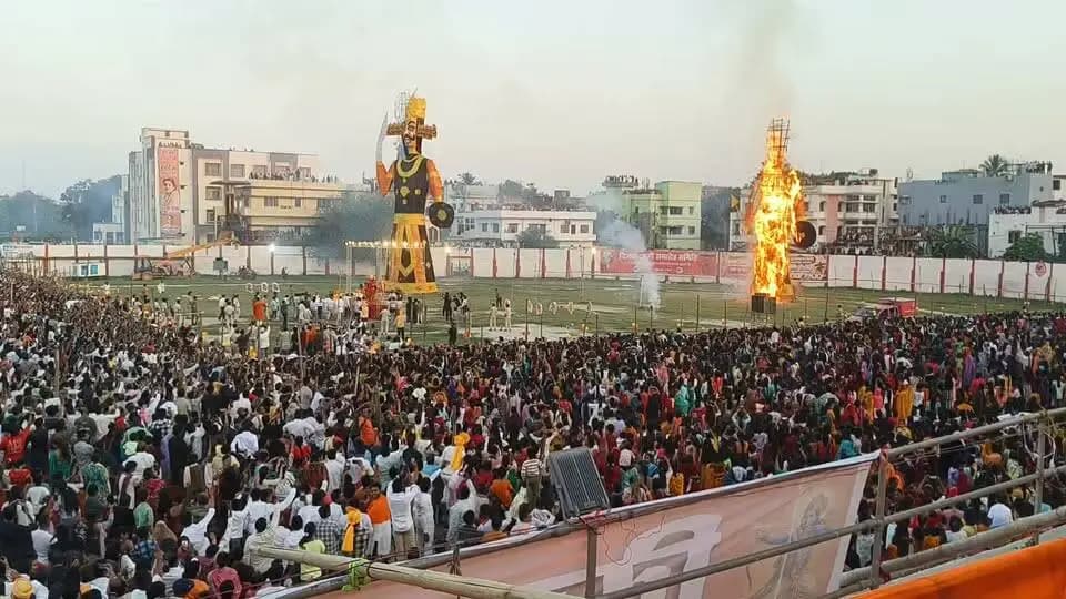 सारण जिले के विभिन्न प्रखंडों में हर्षोल्लास एवं शांतिपूर्ण वातावरण में संपन्न हुआ रावण दहन
==================
छपरा, 20 अक्टूबर 2026
==================
विजयादशमी के पावन अवसर पर सारण जिले के विभिन्न प्रखंडों में बुराई पर अच्छाई की विजय के प्रतीक रावण दहन का आयोजन भव्यता, उत्साह एवं उल्लास के साथ किया गया। सोनपुर, मकेर, मसरख, दरियापुर, इसुआपुर सहित जिले के विभिन्न प्रखंडों में आयोजित रावण दहन कार्यक्रम शांतिपूर्ण एवं सौहार्दपूर्ण वातावरण में संपन्न हुए।
इस अवसर पर विभिन्न आयोजन स्थलों पर बड़ी संख्या में लोगों की सहभागिता रही। लोगों ने पारंपरिक उत्साह के साथ विजयादशमी का पर्व मनाया। रावण दहन के माध्यम से सत्य, सदाचार एवं बुराई पर अच्छाई की विजय का संदेश दिया गया।
पर्व के दौरान विधि-व्यवस्था संधारण, भीड़ प्रबंधन एवं आमजन की सुरक्षा को लेकर जिला प्रशासन द्वारा आवश्यक व्यवस्थाएं की गई थीं। संबंधित स्थलों पर प्रतिनियुक्त दंडाधिकारियों एवं पुलिस पदाधिकारिय