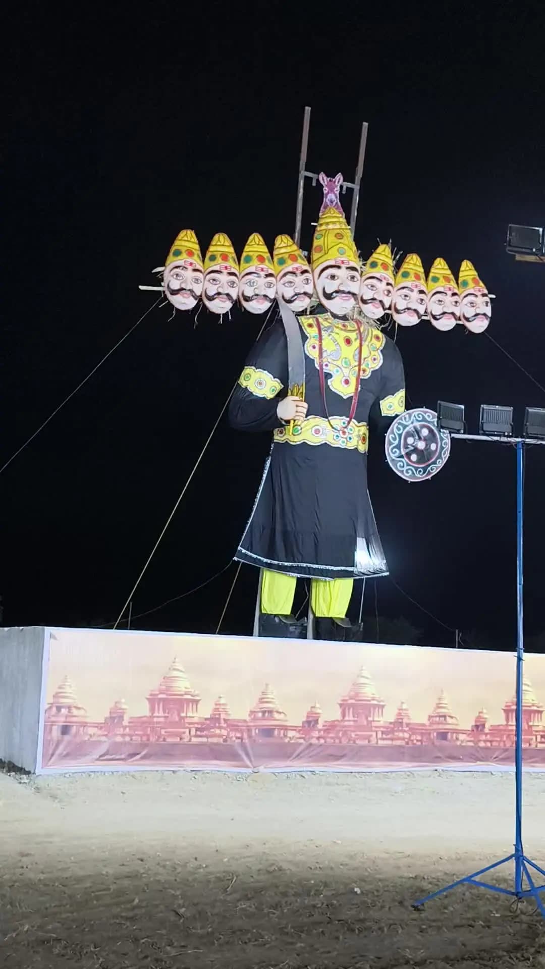 विजय दशमी पर दशहरे मैदान में 31 फिट के रावण को देखने के लिए पहुंचे लोग, भव्य जुलूस निकाला गया दशहरे मैदान में राम रावण