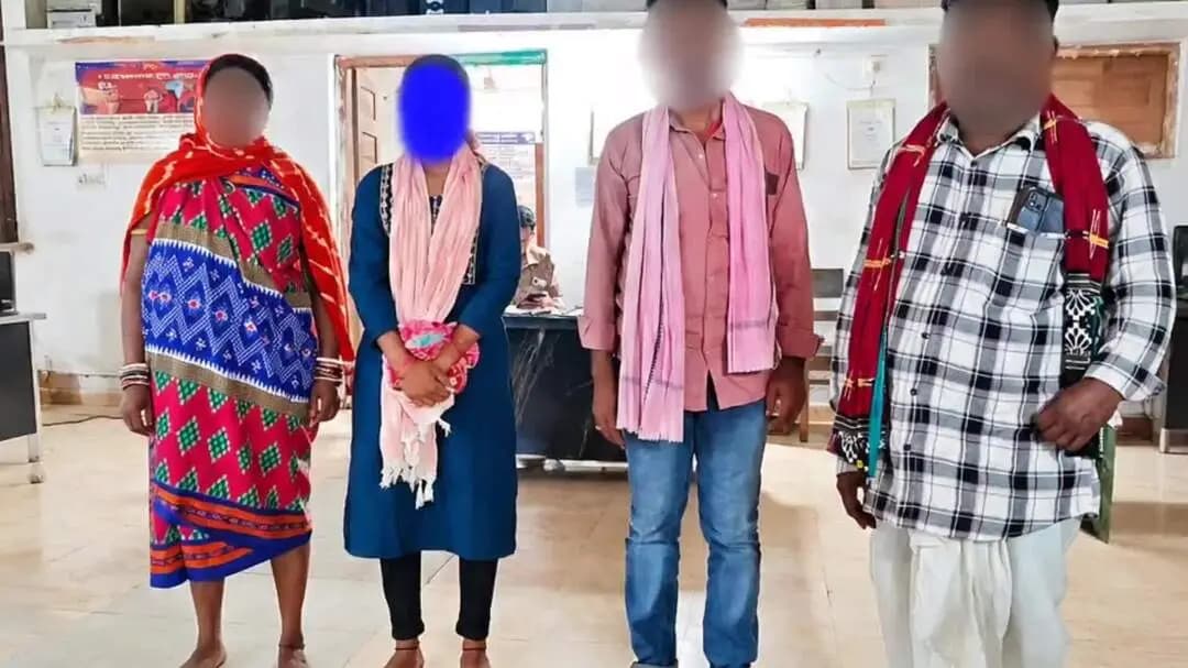 ନବରଙ୍ଗପୁର ପୋଲିସ ଷ୍ଟେସନ: କୋଡିଙ୍ଗା ପୋଲିସ ଦ୍ୱାରା ନାବାଳିକା ଉଦ୍ଧାର; ସି.ଡବ୍ଲ୍ୟୁ.ସି.ଙ୍କ ସମ୍ମୁଖରେ ହାଜର ପରେ ପରିବାରକୁ ହସ୍ତାନ୍ତର