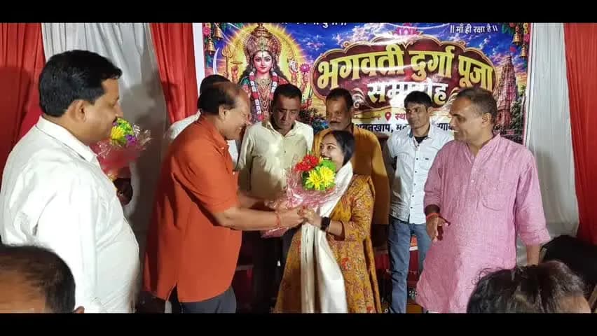 मदनपुर: दशवतखाप गांव में गायिका श्वेता सिंह उर्फ नेही की शानदार प्रस्तुति ने बांधा समां, श्रोताओं ने आनंद लिया