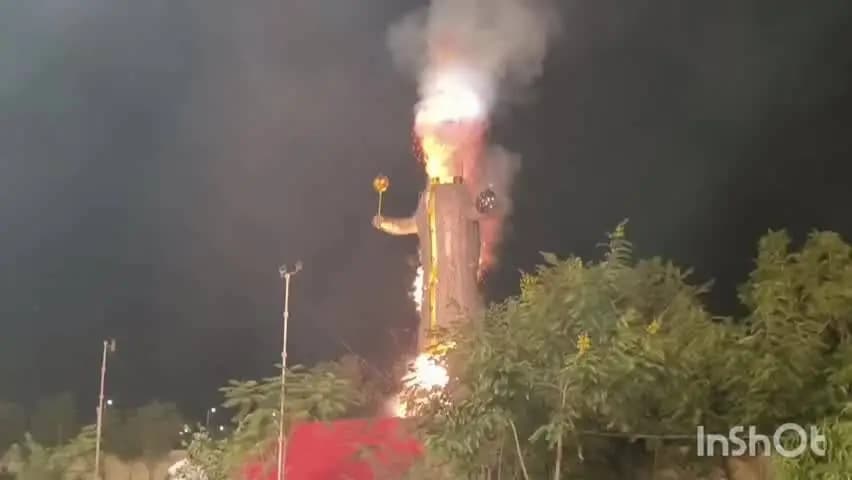 रावतभाटा: रावतभाटा के राणापुंजा स्टेडियम में भव्य आतिशबाजी के साथ रावण दहन, उमड़ा जनसैलाब, श्रीराम ने तीर चलाकर किया रावण का अंत