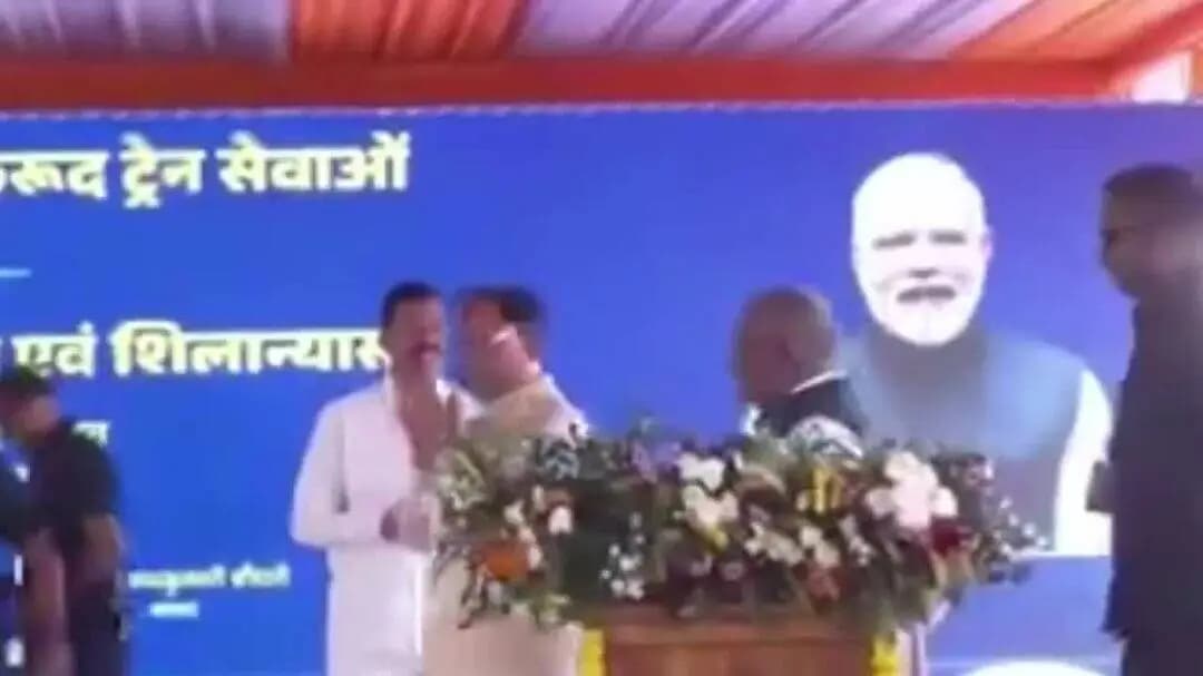 रायपुर: मुख्यमंत्री विष्णु देव साय ने रेल कनेक्टिविटी को मजबूत करने के लिए दो नई रेल सेवाओं को हरी झंडी दिखाई