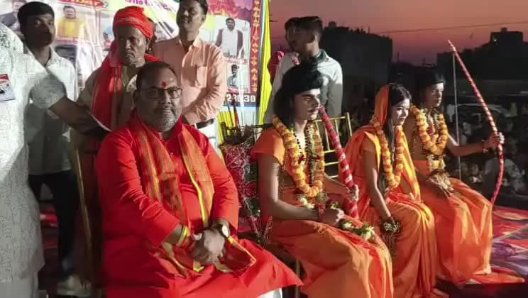 रफीगंज: रफीगंज शहर के आर बी आर खेल मैदान में भव्य रावण दहन, विधायक प्रमोद कुमार सिंह भी हुए शामिल