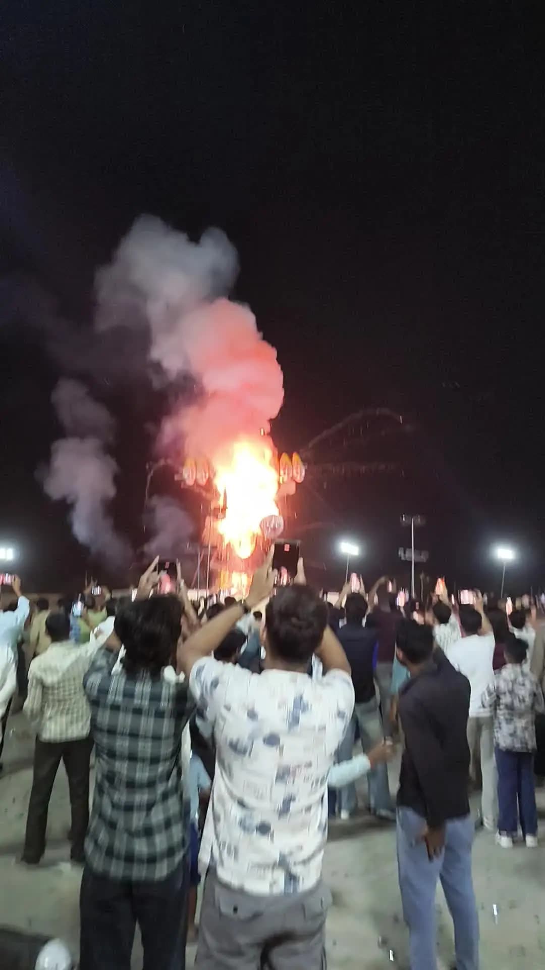 : चाकसू में धूमधाम से मनाया गया विजयदशमी पर्व, 31 फीट के रावण का धू-धू कर हुआ दहन! भगवान श्री राम के अग्निबाण से दहन