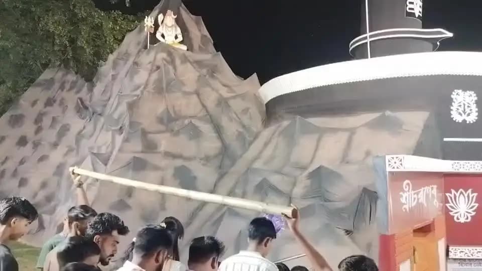 উদয়পুর: উদয়পুর জুয়েল ক্লাব প্রাঙ্গণে আয়োজিত দুর্গাপূজার নবমীর রাতে প্রচুর দর্শনার্থীদের ভিড়