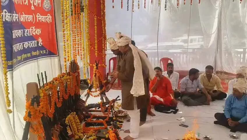 शस्त्र पूजन भारतीय संस्कृति की उस गौरवशाली परंपरा का प्रतीक है, जिसमें शक्ति का उपयोग सदैव धर्म, न्याय और जनकल्याण की रक्षा के लिए किया जाता है।
विजयदशमी पर्व पर पुलिस अधीक्षक डॉ राय सिंह नरवरिया एवं सीईओ जिला पंचायत श्री रोहन सक्सेना ने शस्त्र पूजन किया।
इस अवसर पर विधायक पृथ्वीपुर श्री नितेंद्र सिंह राठौर, सांसद प्रतिनिधि श्री राजेश पटेरिया, स्थानीय जनप्रतिनिधि एवं अधिकारीगण उपस्थित रहे।
Home Department of Madhya Pradesh
#शस्त्र_पूजन #jansamparkMP #niwari