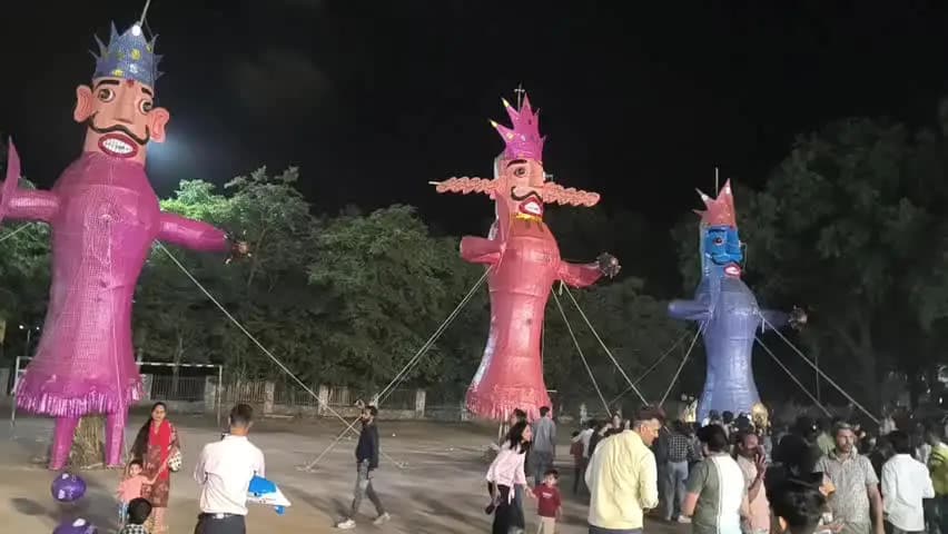 आबू रोड: आबूरोड में धूमधाम से मनाया गया दशहरा, 40 फीट के रावण का दहन कर बुराई पर अच्छाई की जीत का संदेश