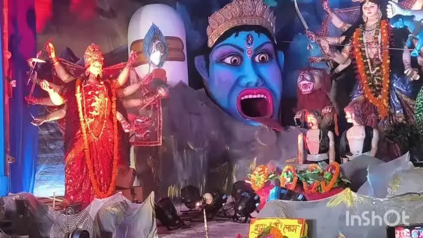 मुशहरी: लेनिन चौक दुर्गा पूजा समिति द्वारा इलेक्ट्रॉनिक राक्षस वध का दृश्य मां चामुंडा शंभू नीशंभू को बध करते