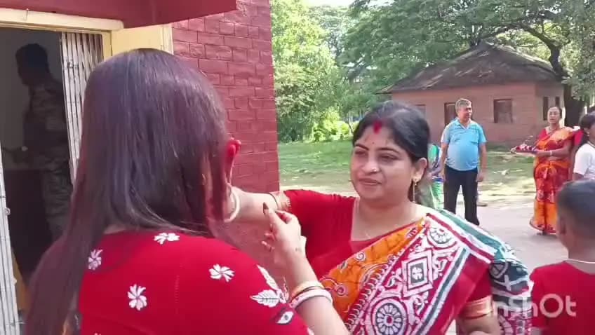 কোচবিহার ১: বড় দেবীর মন্দিরে সিঁদুর খেলতে ভিড় জমিয়েছে ভক্তরা