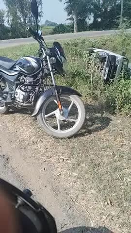@ eeco gadi palti driver samet kuch logo ko normal karoch aayi