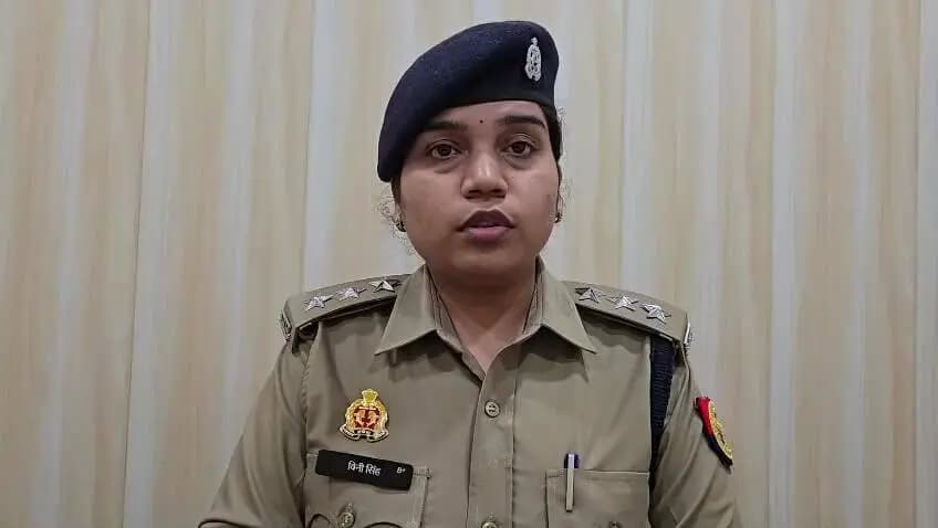 उन्नाव: देर रात सड़क किनारे मिले युवक के शव के बारे में विस्तृत जानकारी दी नगर की क्षेत्राधिकारी विनी सिंह ने
